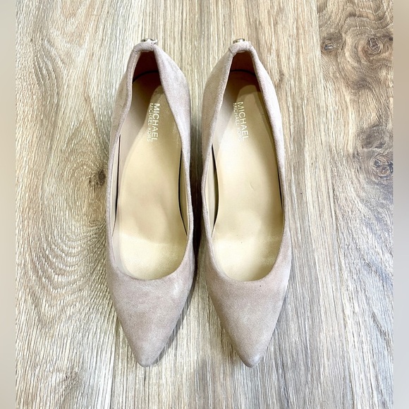 Michael Kors MK Flex Mid Pump Pointed Toe Suede Beige Heels Size 8 M - Picture 1 of 6